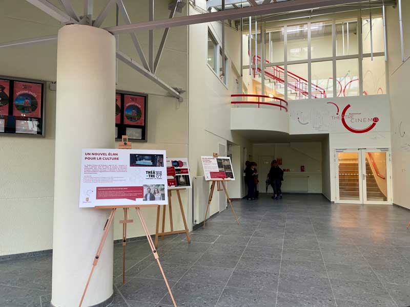 photo des panneaux d'inauguration du théâtre-cinéma dans le hall du batiment