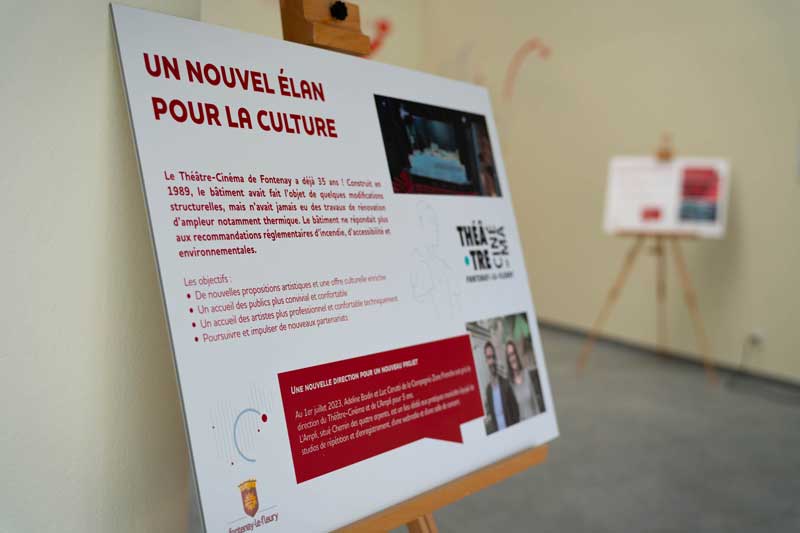 photo des panneaux d'inauguration du théâtre-cinéma dans le hall du batiment