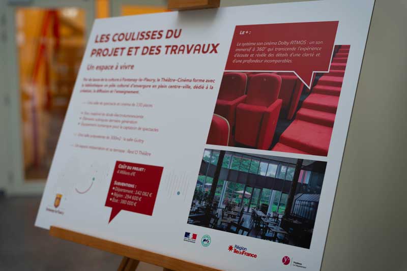 photo des panneaux d'inauguration du théâtre-cinéma dans le hall du batiment